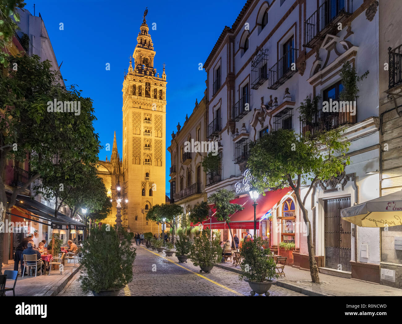 Siviglia, Spagna. La Giralda di notte da calle Mateos Gago, Barrio Santa Cruz, Sevilla, Andalusia, Spagna Foto Stock