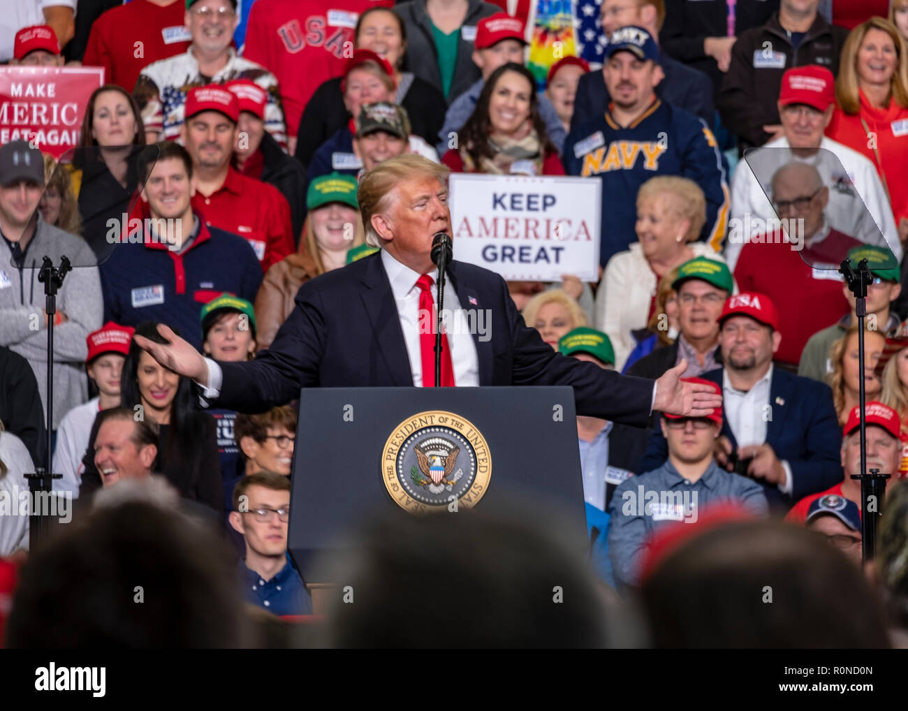 U.S presidente Donald Trump, indirizzi un rally di sostenitori alla vigilia delle elezioni di mid-term a Southport High School Novembre 2, 2018 a Southport, Indiana. Foto Stock