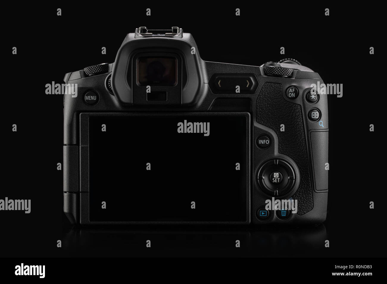 Varna, Bulgaria - Ottobre 11,2018: Immagine di Canon EOS R Mirrorless fotocamera digitale con Canon EF 24-105mm F4L IS USM lente su uno sfondo nero. Canon Foto Stock