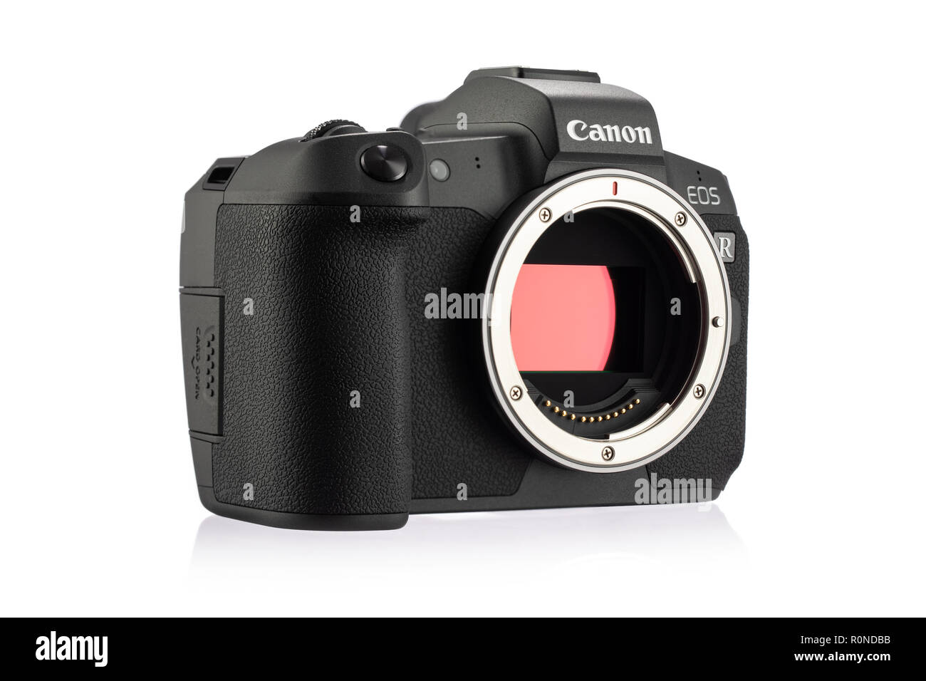 Varna, Bulgaria - Ottobre 11,2018: Immagine di Canon EOS R Mirrorless fotocamera digitale con dual pixel AF su uno sfondo bianco. Canon è più grande del mondo Foto Stock