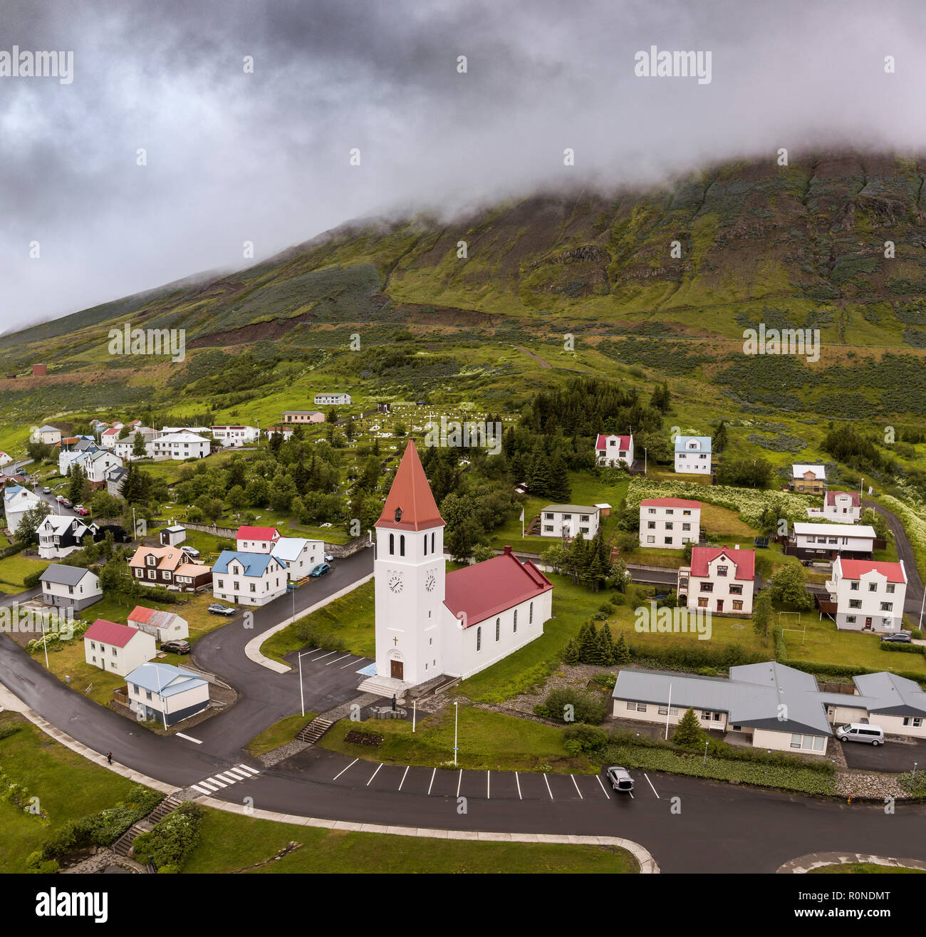 Sigulfjordur Chiesa e case, Siglufjörður Affitto, il nord dell'Islanda Foto Stock