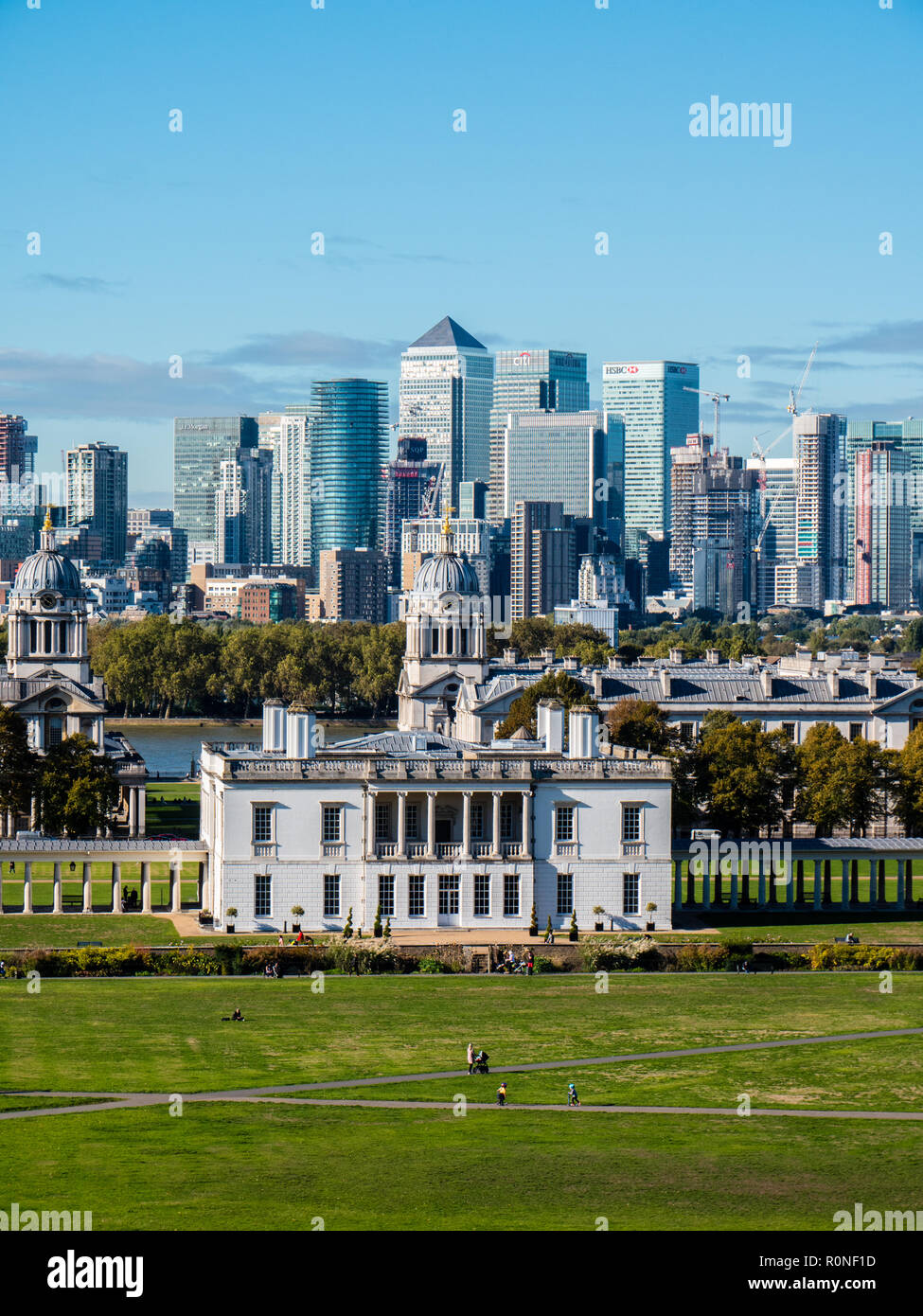Vista dal Royal Observatory, di Canary Wharf, London Docklands, con Queens House e Old Royal Navel College, Greenwich, Londra, Inghilterra. Regno Unito, GB. Foto Stock