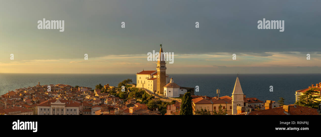 Tramonto sul mare Adriatico, pirano, Slovenia Foto Stock