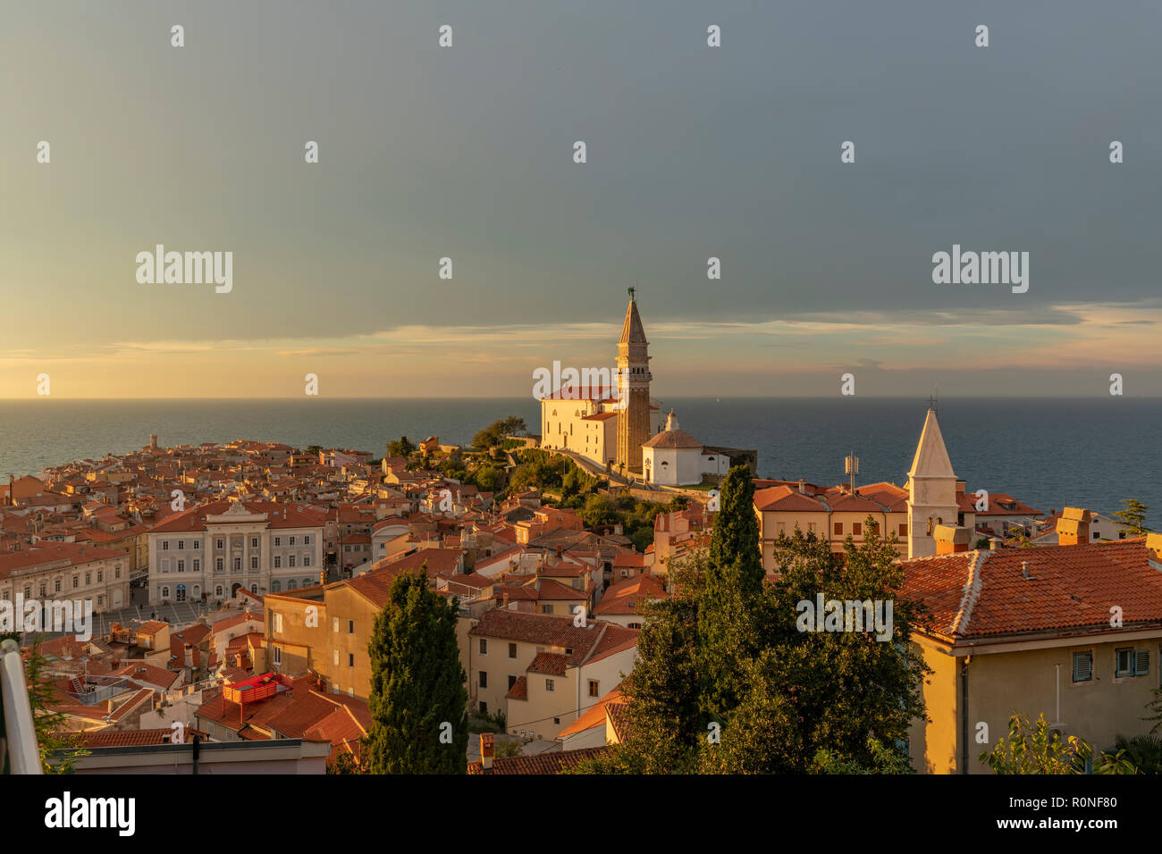 Tramonto sul mare Adriatico, pirano, Slovenia Foto Stock