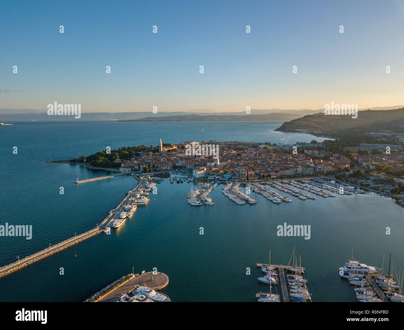 Vista aerea della città vecchia di Izola in Slovenia, bellissimo paesaggio al tramonto. Mare Adriatico, sulla costa della penisola di Istria, l'Europa. Foto Stock