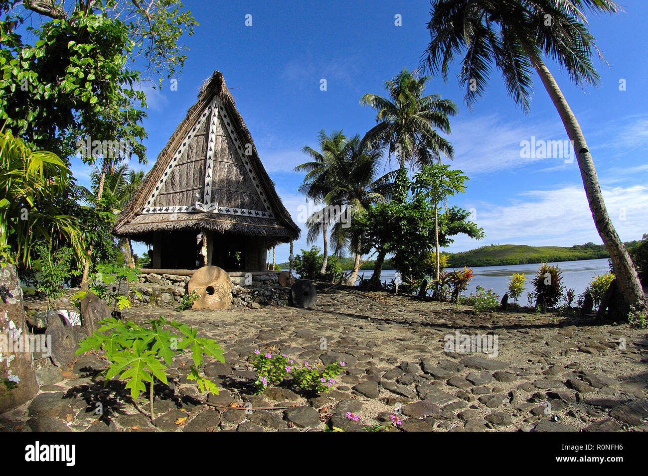 Vor Steingeld traditionellem Männerhaus, Yap, Mikronesien | Pietra di denaro a una tradizionale casa degli uomini, Yap, Stati Federati di Micronesia Foto Stock