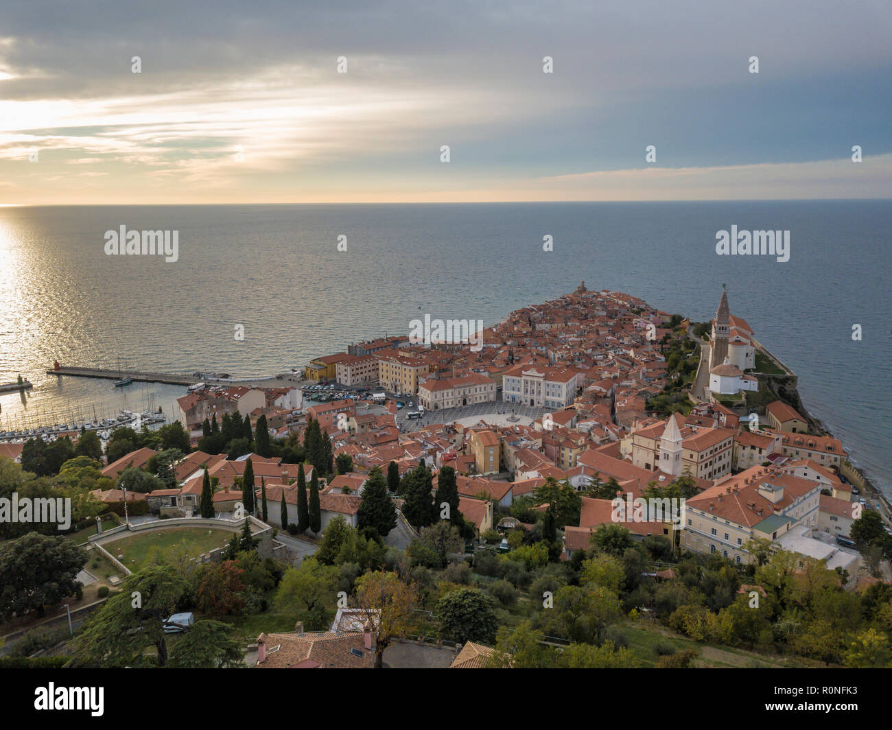 Tramonto sul mare Adriatico, pirano, Slovenia Foto Stock