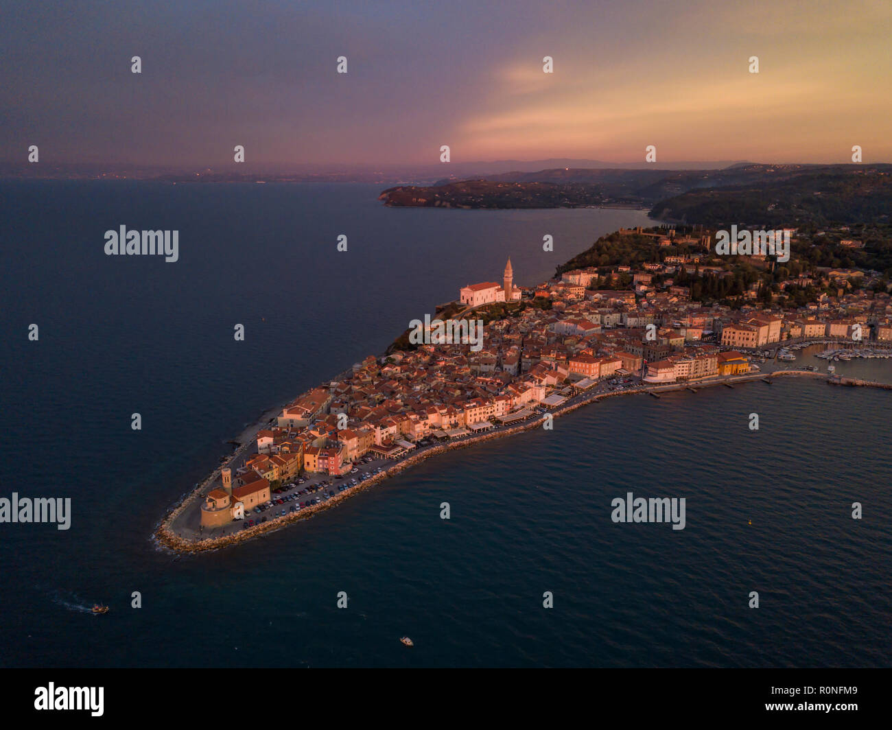 Tramonto sul mare Adriatico, pirano, Slovenia Foto Stock