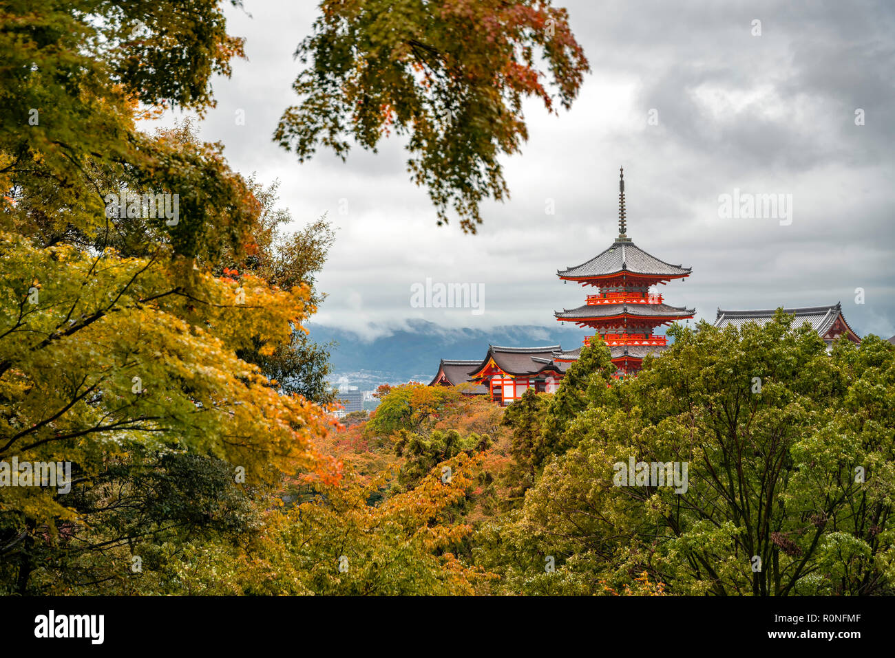 Il pagoda colorata ed entrata degli edifici per il Kiyomizu-dera tempio complesso in Kyoto. Foto Stock