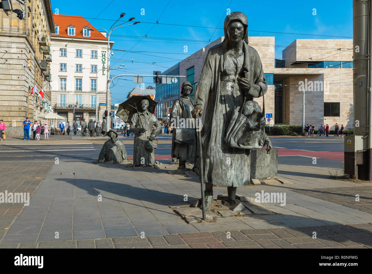 Scultura di Wroclaw, vista di una serie di sculture (intitolata Passaggio, progettato da Jerzy Kalina) emergente da un marciapiede in Wroclaw city centre, Polonia. Foto Stock