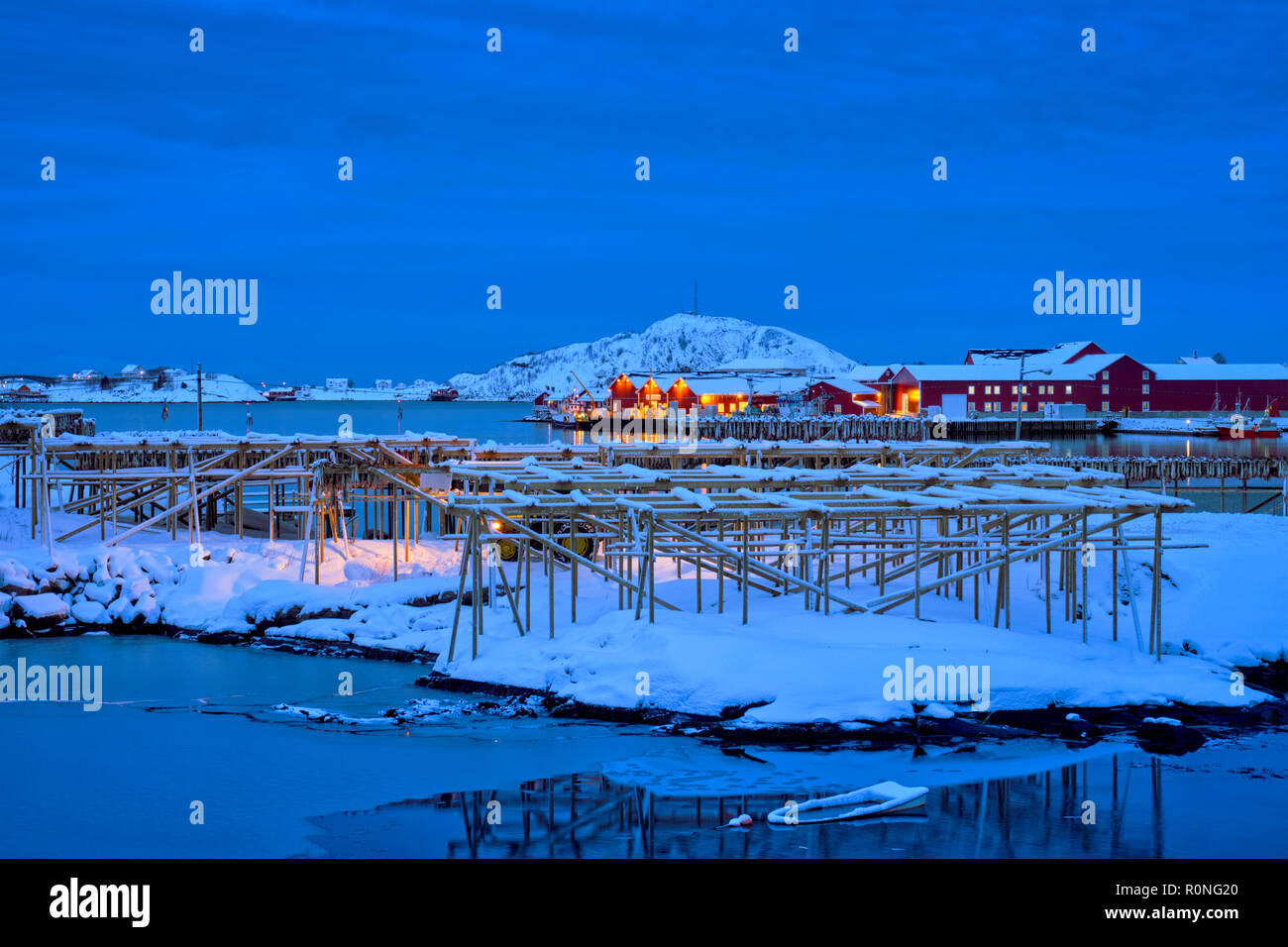 Reine village di notte. Isole Lofoten in Norvegia Foto Stock