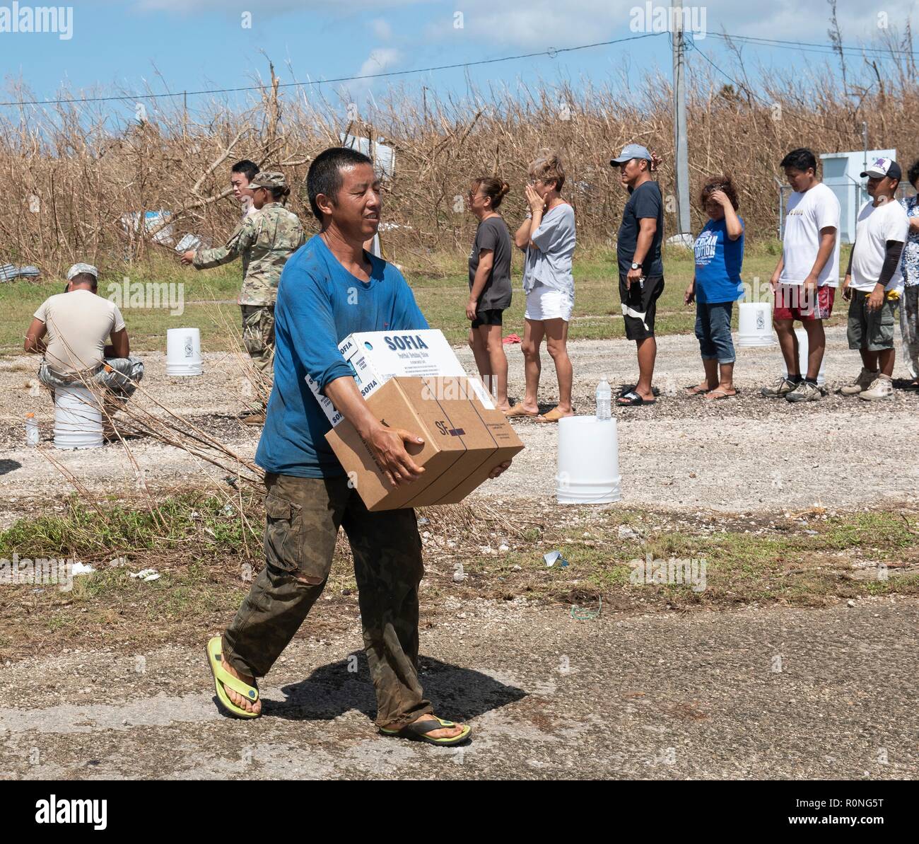 I residenti portano i pasti pronti da mangiare per i loro veicoli in caso di emergenza il punto di distribuzione gestito da FEMA all indomani del tifone Yutu Novembre 3, 2018 in Saipan, Repubblica della Mariana Islands settentrionale. Le isole sono state devastate dal tifone Yutu, il tifone più forte impatto per le Isole Mariana sul record. Foto Stock