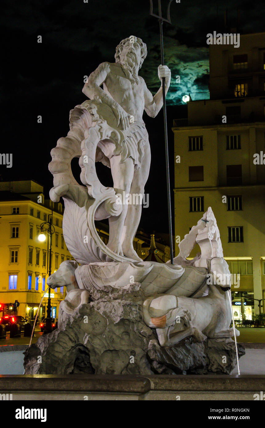 Piazza Unità d'Italia è la piazza principale di Trieste, una città portuale nel nord est Italia. È il più grande d'Europa Square si trova accanto al mare. Foto Stock