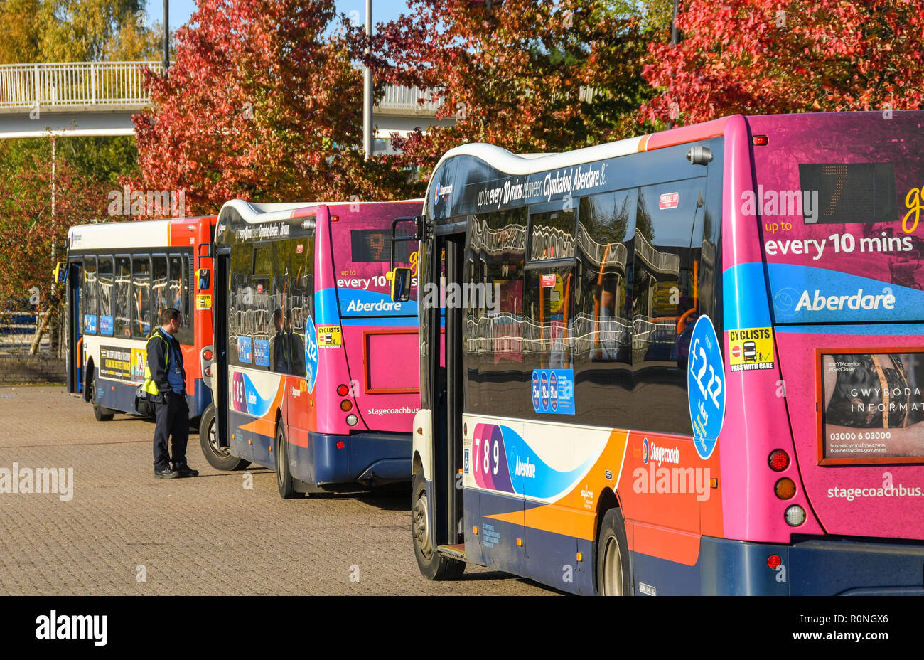 ABERDARE, GALLES - Ottobre 2018: il servizio pubblico di autobus azionati da Stagecoach Group plc parcheggiato nella stazione degli autobus di Aberdare centro città. Foto Stock