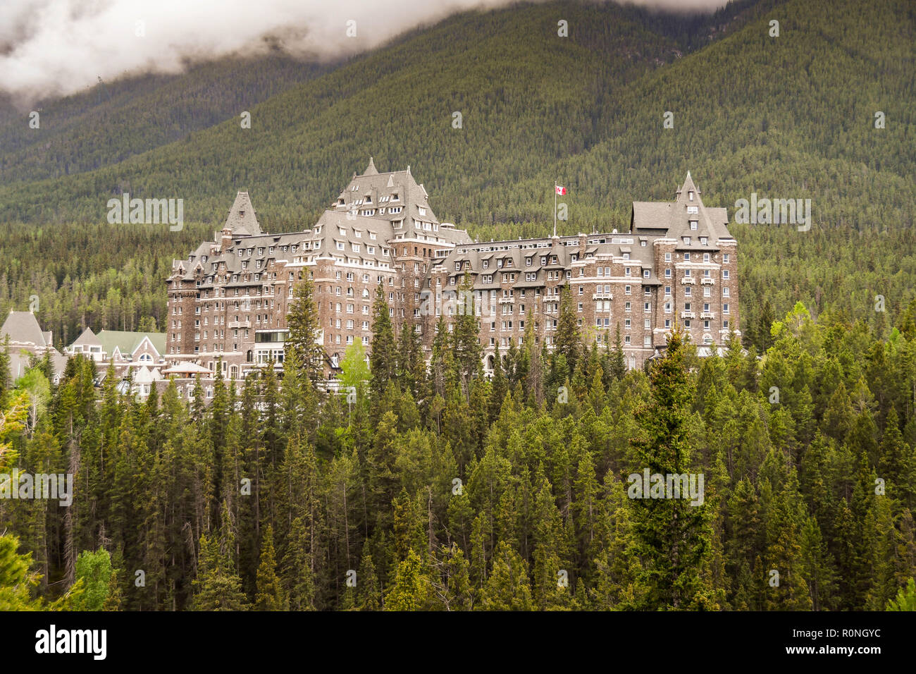 BANFF, AB, Canada - Giugno 2018: il Banff Springs Hotel Fairmont tra alberi sempreverdi in Banff Foto Stock