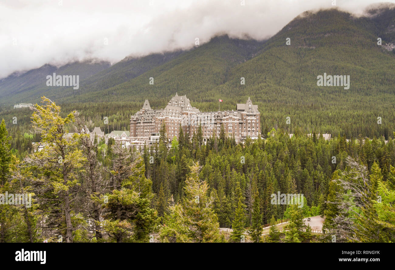 BANFF, AB, Canada - Giugno 2018: il Banff Springs Hotel Fairmont tra alberi sempreverdi in Banff Foto Stock