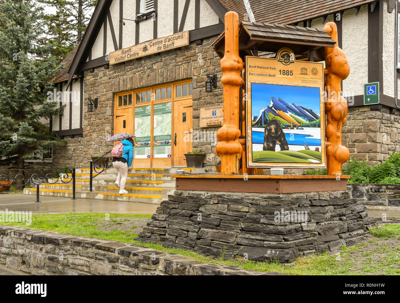 BANFF, AB, Canada - Giugno 2018: grande cartello con sculture in legno per il Parco Nazionale di Banff al di fuori del centro di Informazioni Turistiche di Banff Town Center. Foto Stock