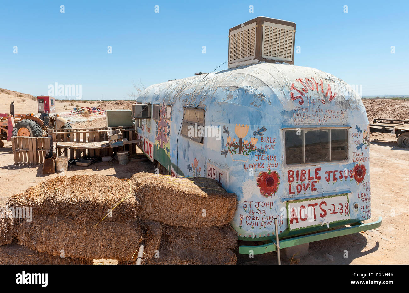 Leonard Knight della salvezza di Camp Montagna, roulotte Airstream e bicicletta. Vicino Niland, nel sud della California, Stati Uniti d'America. Foto Stock