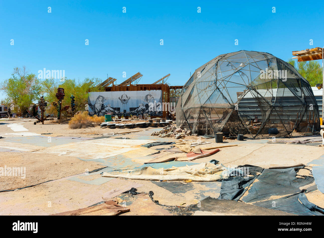 Oriente Gesù vicino Niland nella California Meridionale. Un off grid comunità vive nel deserto. Essi dispongono di un giardino di sculture la visualizzazione di opere d'arte. Foto Stock