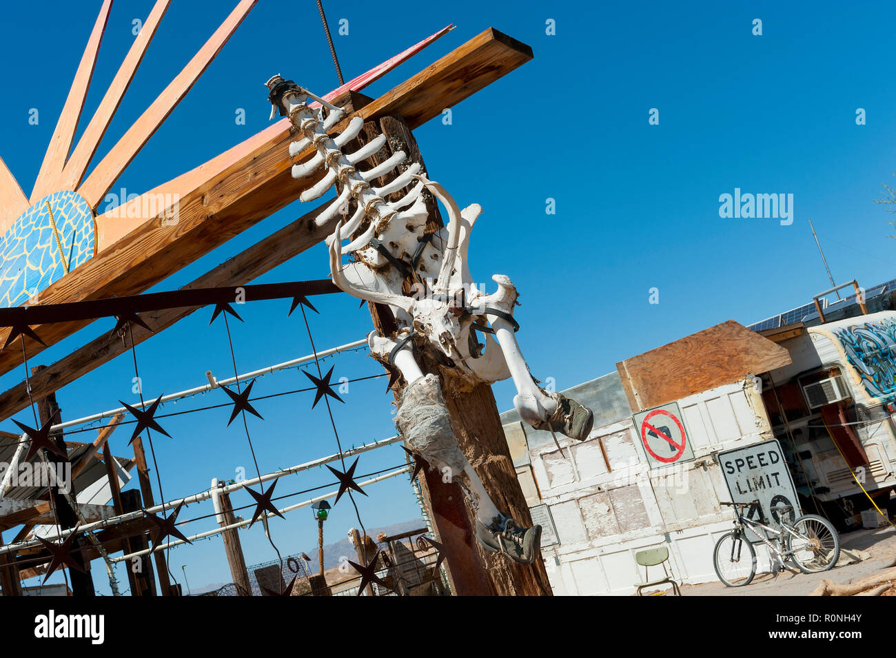Oriente Gesù vicino Niland nella California Meridionale. Un off grid comunità vive nel deserto. Essi dispongono di un giardino di sculture la visualizzazione di opere d'arte. Foto Stock