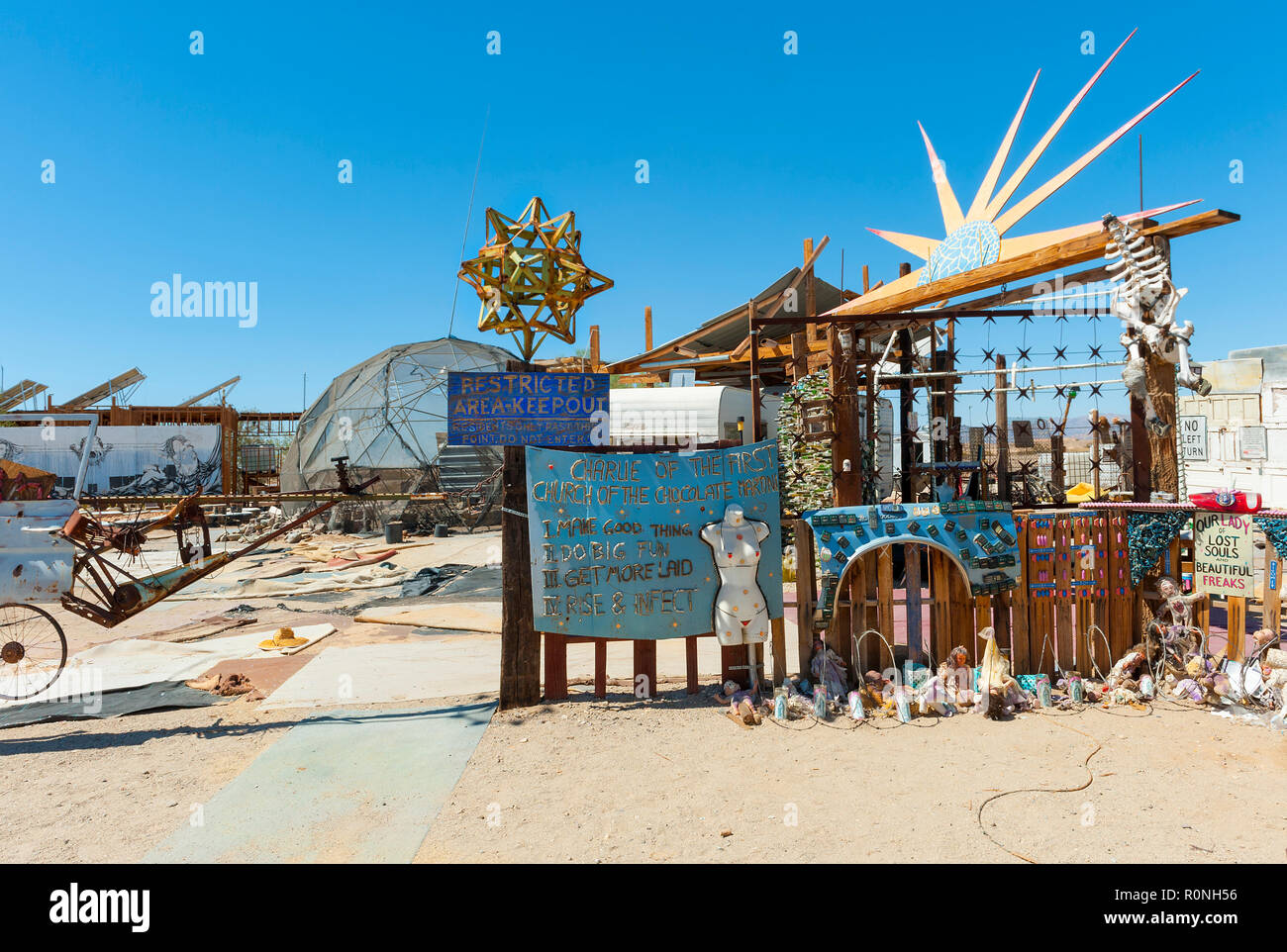 Oriente Gesù vicino Niland nella California Meridionale. Un off grid comunità vive nel deserto. Essi dispongono di un giardino di sculture la visualizzazione di opere d'arte. Foto Stock