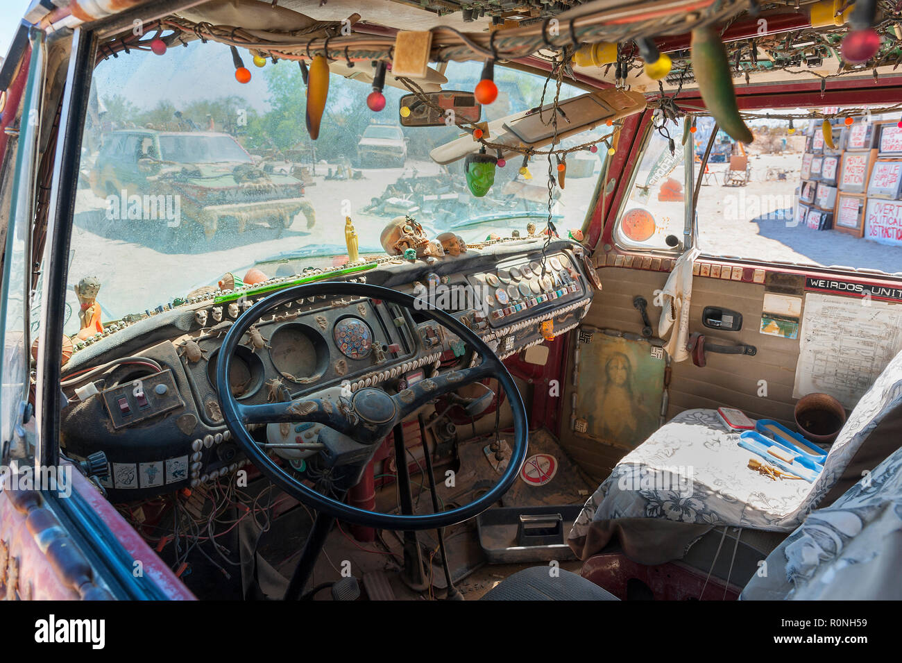 Oriente Gesù vicino Niland nella California Meridionale. Un off grid comunità vive nel deserto. Essi dispongono di un giardino di sculture la visualizzazione di opere d'arte. Foto Stock