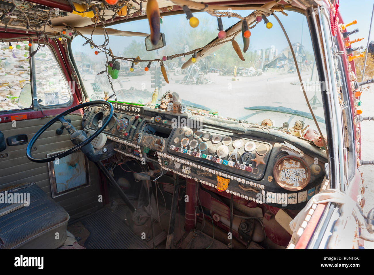 Oriente Gesù vicino Niland nella California Meridionale. Un off grid comunità vive nel deserto. Essi dispongono di un giardino di sculture la visualizzazione di opere d'arte. Foto Stock