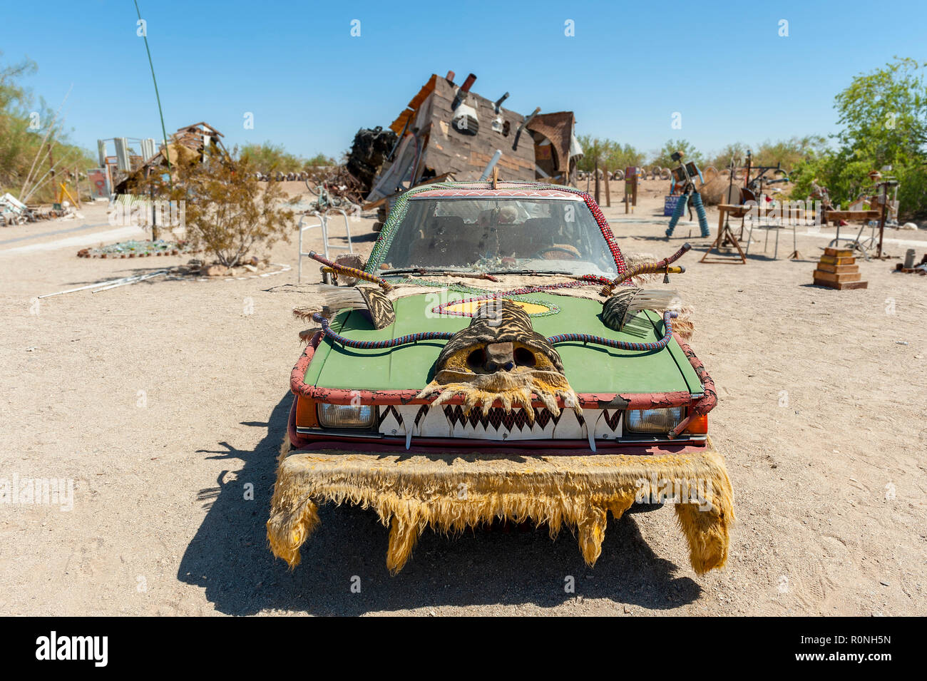 Oriente Gesù vicino Niland nella California Meridionale. Un off grid comunità vive nel deserto. Essi dispongono di un giardino di sculture la visualizzazione di opere d'arte. Foto Stock