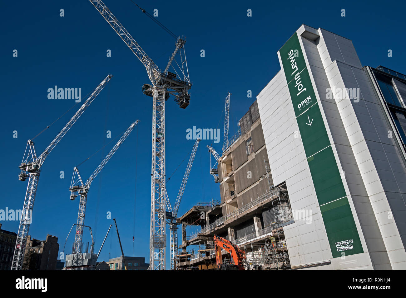 Gru a torre al di sopra del sito di riqualificazione presso l'ex St James Centre, beiside John Lewis Store, a Edimburgo, Scozia. Foto Stock