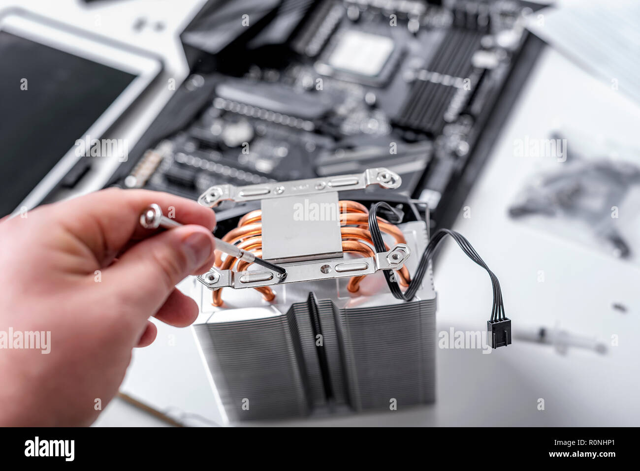 Installare o riparare il sistema di raffreddamento ad aria del processore per PC. Foto Stock