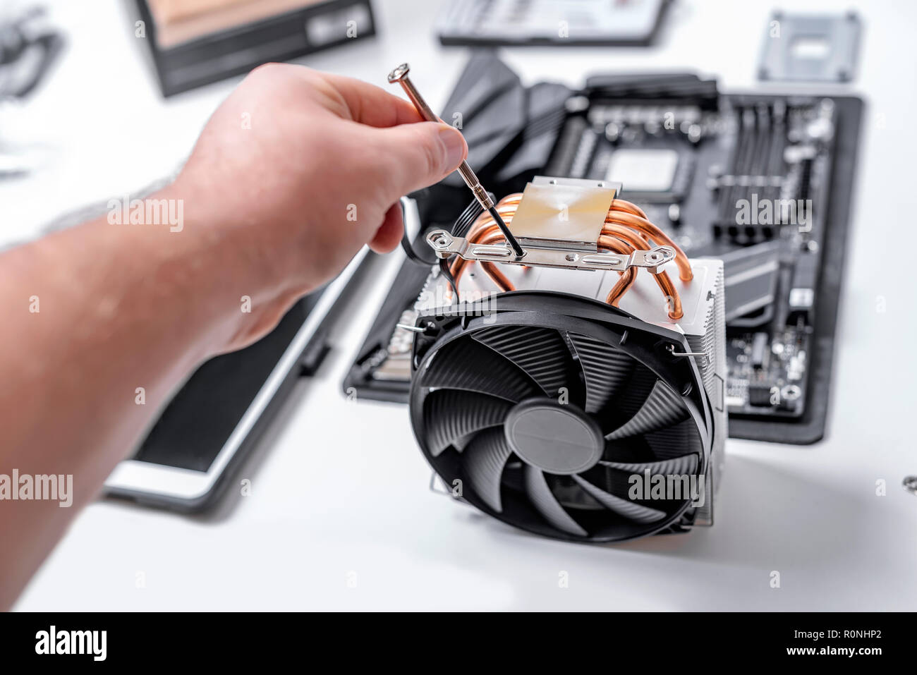 Installare o riparare il sistema di raffreddamento ad aria del processore per PC. Foto Stock