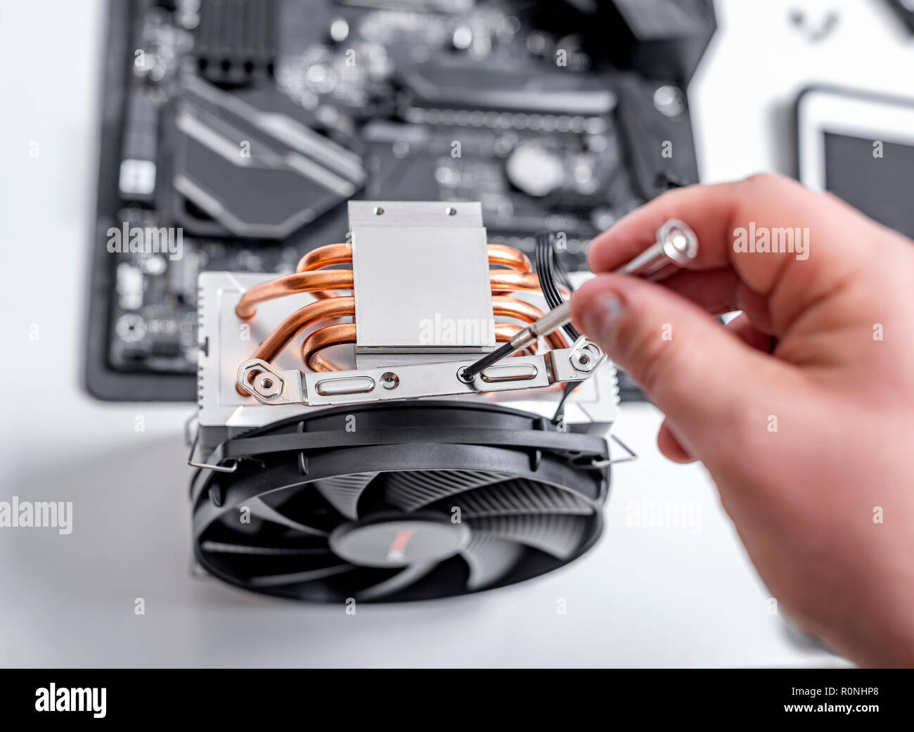 Installare o riparare il sistema di raffreddamento ad aria del processore per PC. Foto Stock