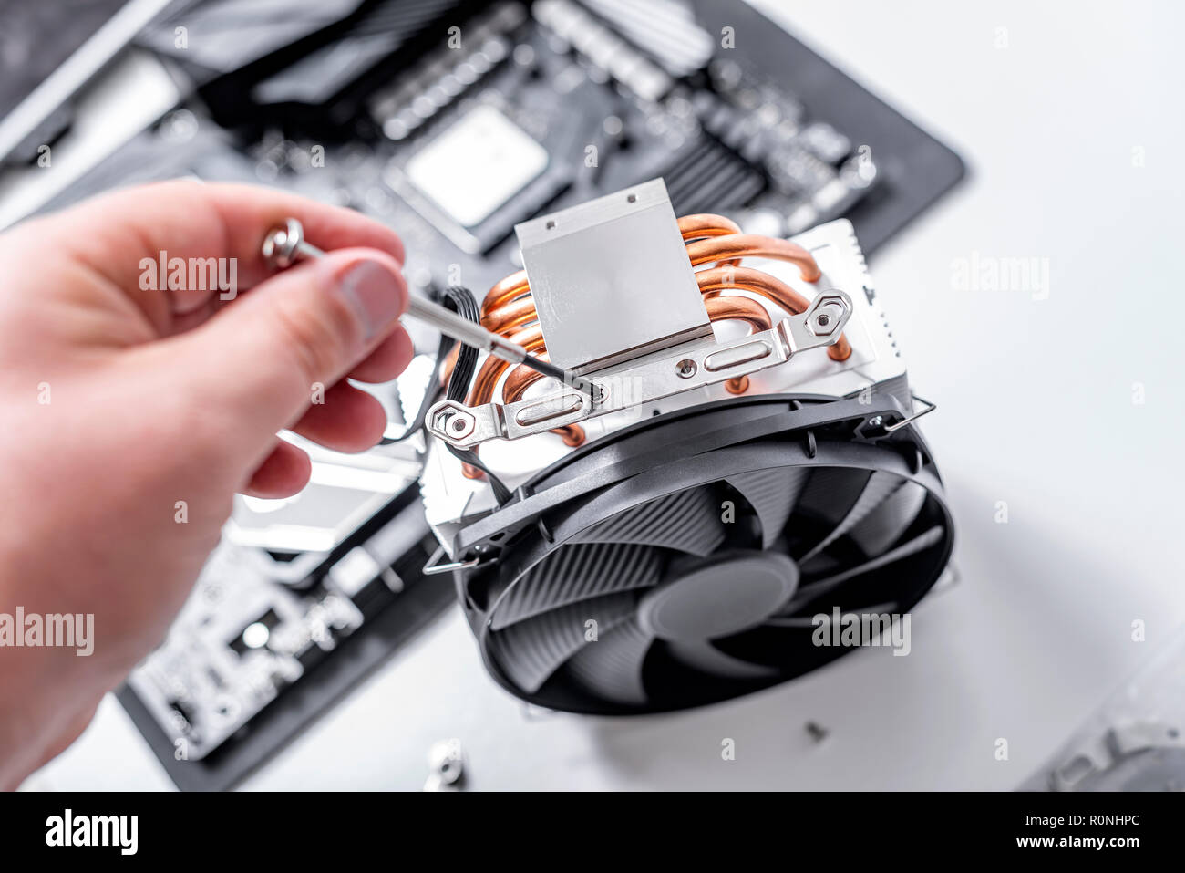 Installare o riparare il sistema di raffreddamento ad aria del processore per PC. Foto Stock