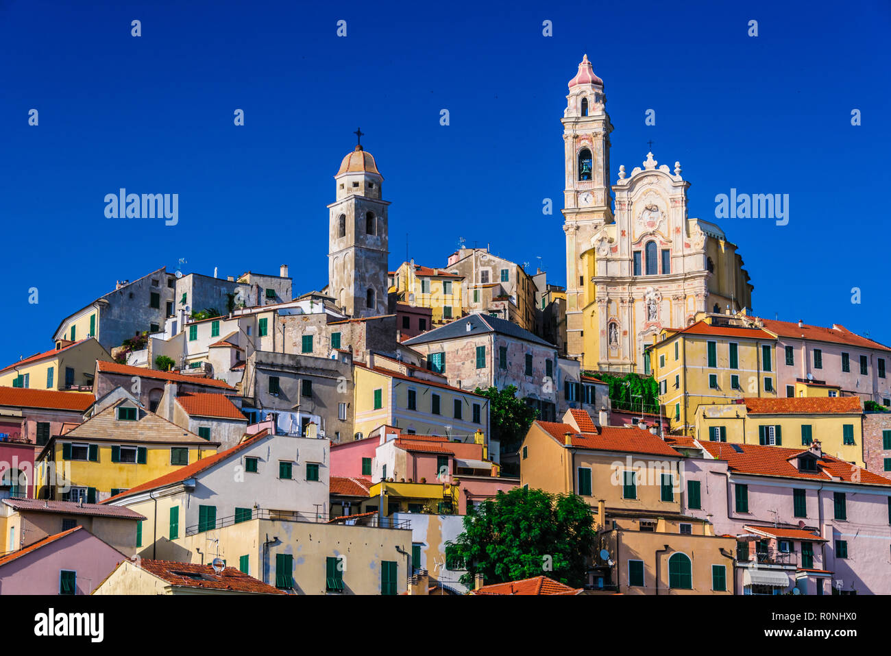 Il borgo di Cervo sulla Riviera Italiana nella provincia di Imperia Liguria, Italia Foto Stock