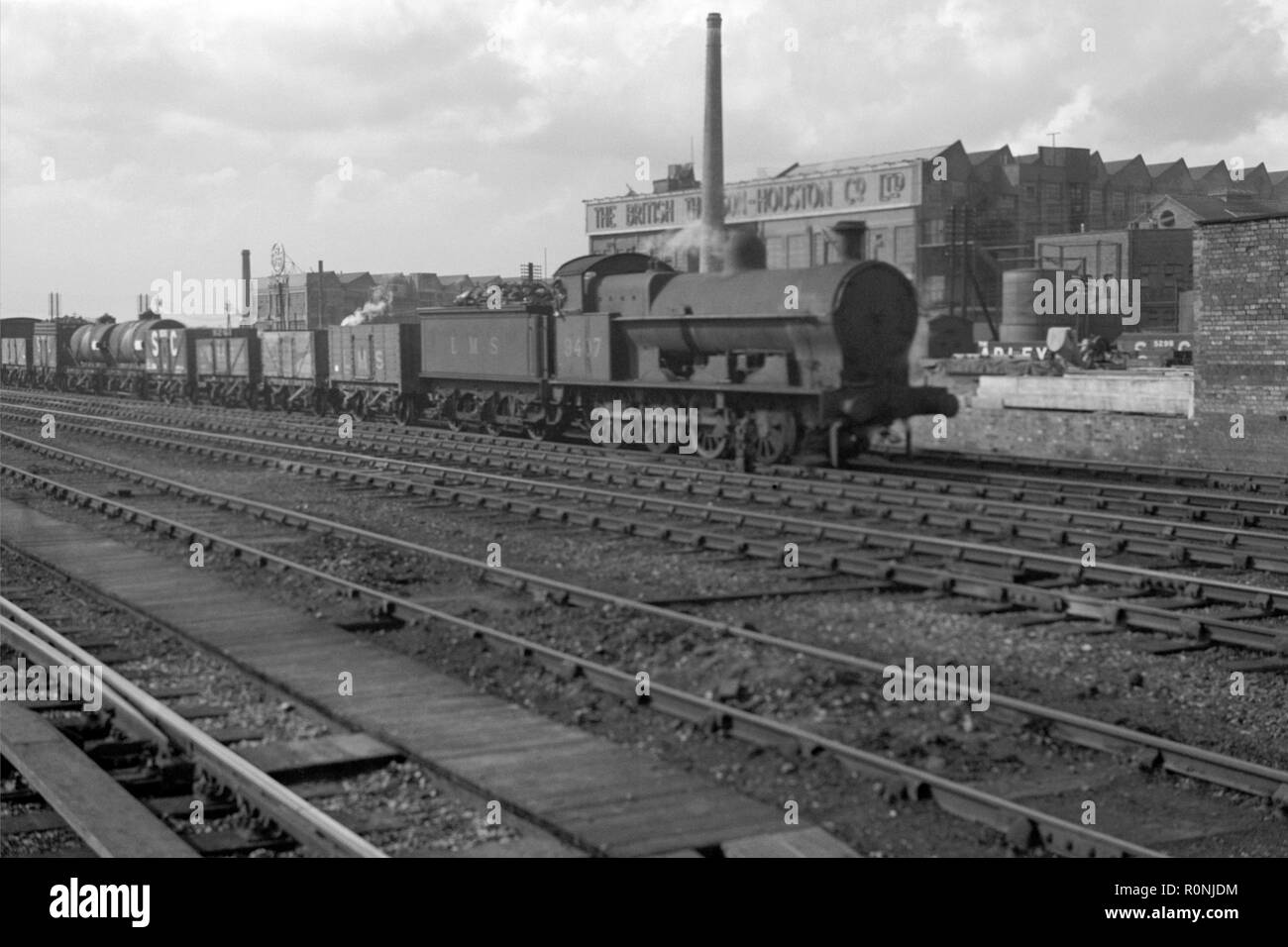 Original British Rail steam loco numero 9407 con treno merci a rugby England Regno Unito Foto Stock