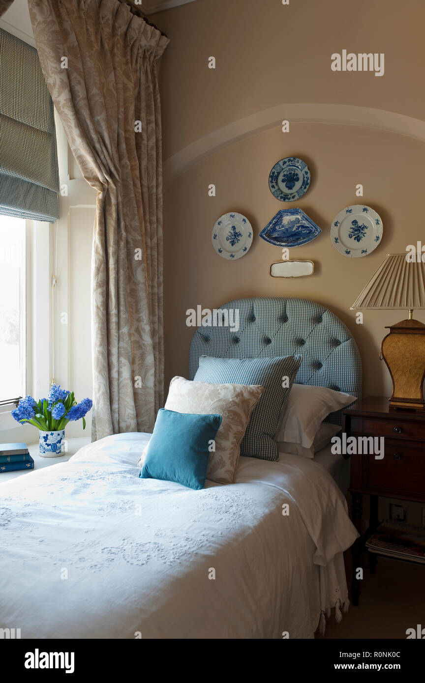 Camera da letto con accenti di color blu in Carlton House nello Yorkshire Foto Stock