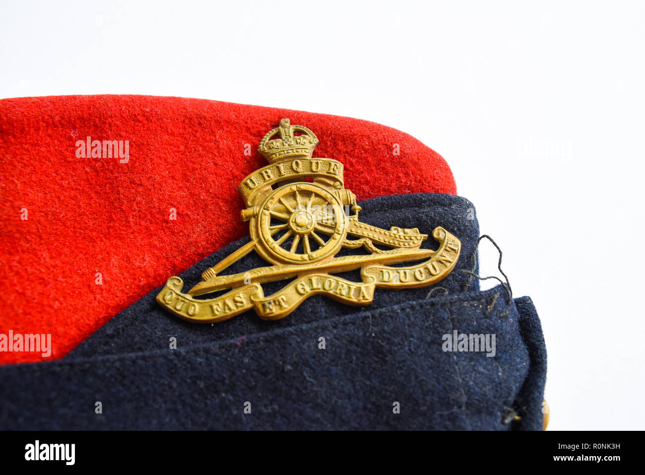 Berretto da foraggio della Royal Artillery dell'esercito britannico della seconda guerra mondiale con stemma e motto latino, Ubique Quo FAS et Gloria Ducunt. Vesti l'uniforme rossa e blu Foto Stock