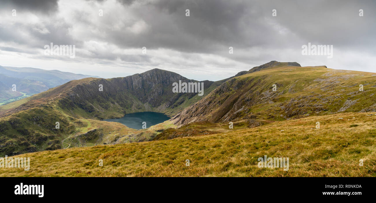 Una vista di Cadair Idris con Llyn (lago) Cau nel mezzo, Snowdonia, Wales, Regno Unito Foto Stock