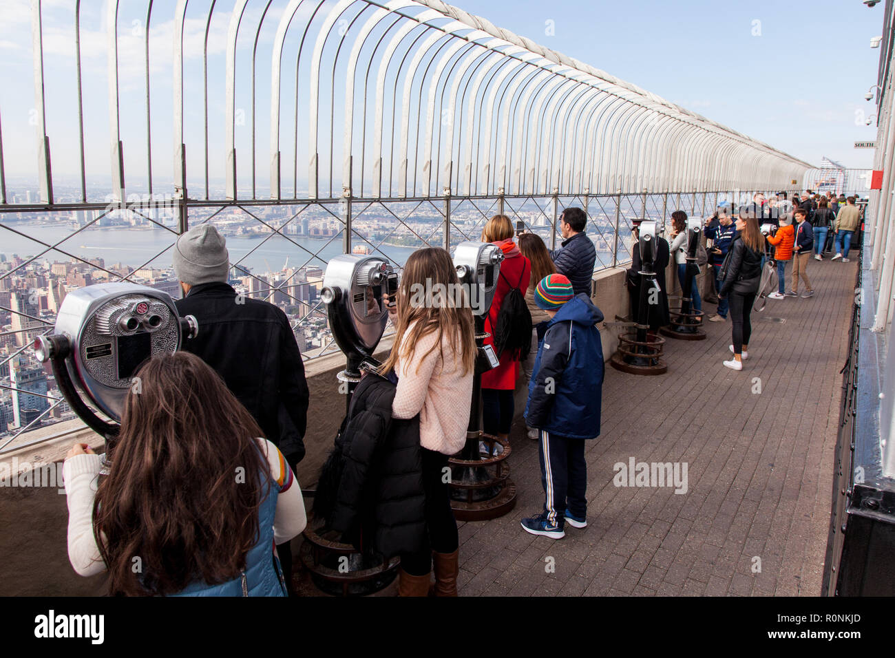 I turisti in cima all'Empire State Building, New York City, Stati Uniti d'America. Foto Stock