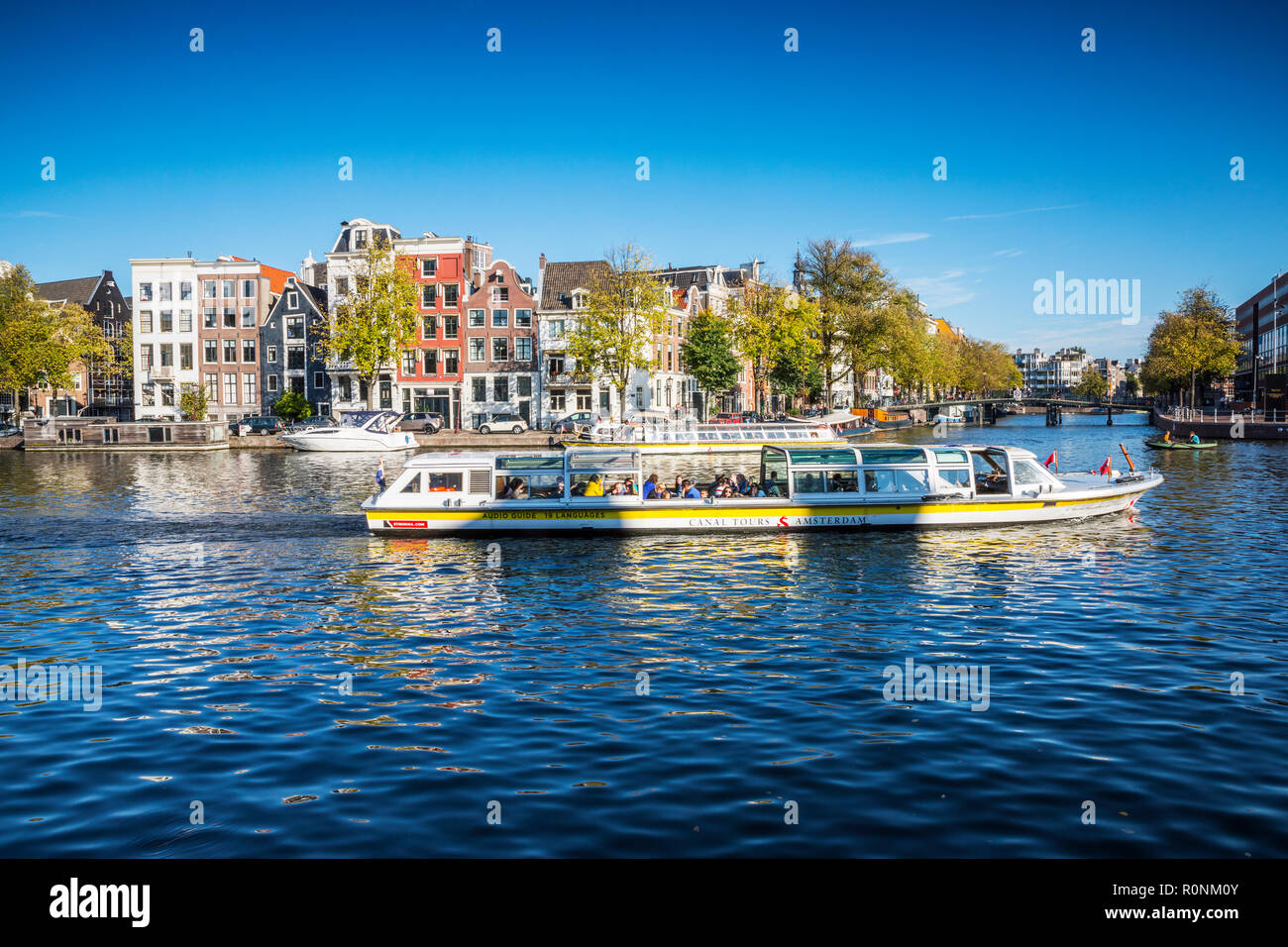 Amsterdam tour in barca nel canale in una giornata di sole Foto Stock