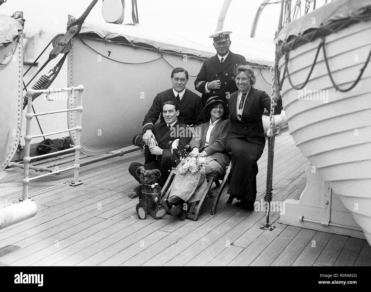 Passeggeri a bordo del ponte della British Motonave passeggeri SS Oronsa nel 1911. Il Oronsa fu affondato dopo essere stato silurato da un sommergibile tedesco nel 1918. Foto Stock