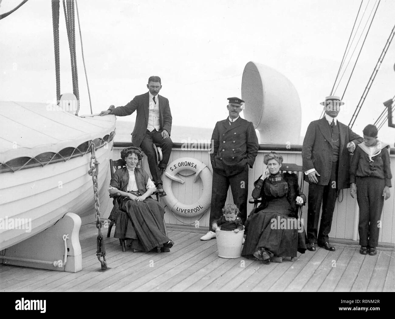Passeggeri a bordo del ponte della British Motonave passeggeri SS Oronsa nel 1911. Il Oronsa fu affondato dopo essere stato silurato da un sommergibile tedesco nel 1918. Foto Stock
