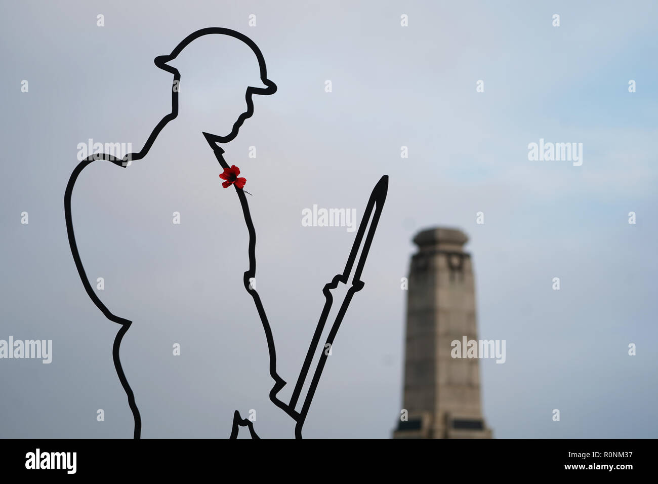 La Tommy statua scultura a Whitley Bay, vicino il Cenotafio, segna il centenario della fine della Prima Guerra Mondiale. Foto Stock