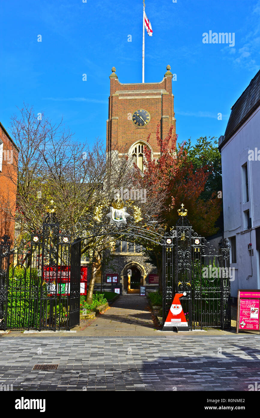 Chiesa di tutti i Santi è la storica chiesa parrocchiale di Kingston upon Thames. Esso ha cancelli ornati all'uscio. Kingston upon Thames, London,Inghilterra Foto Stock