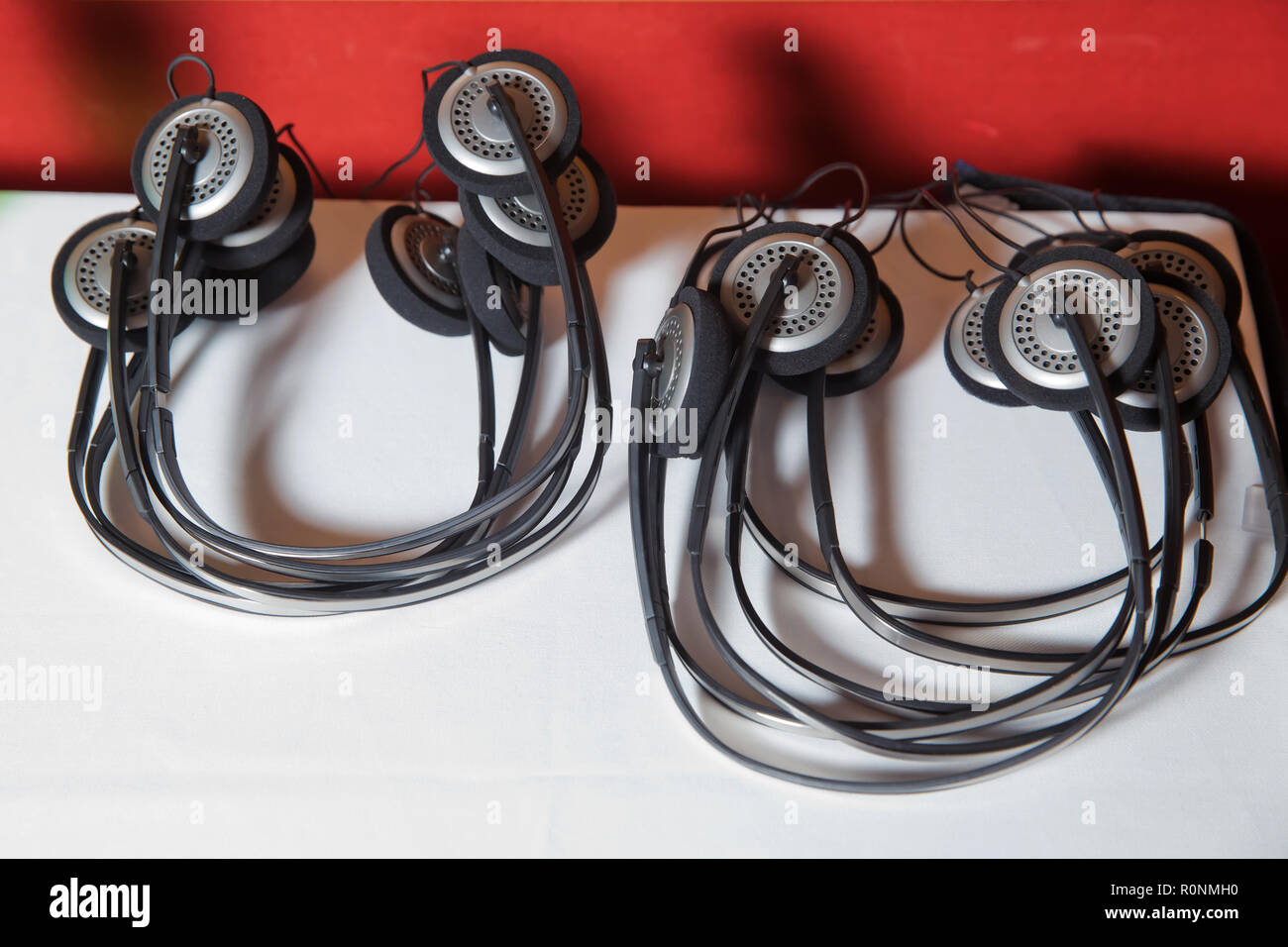 Un set di cuffie per la traduzione simultanea durante i negoziati in lingue  straniere . multy senza fili cuffie lingua impostata sulle sedie in sala  conferenze Foto stock - Alamy