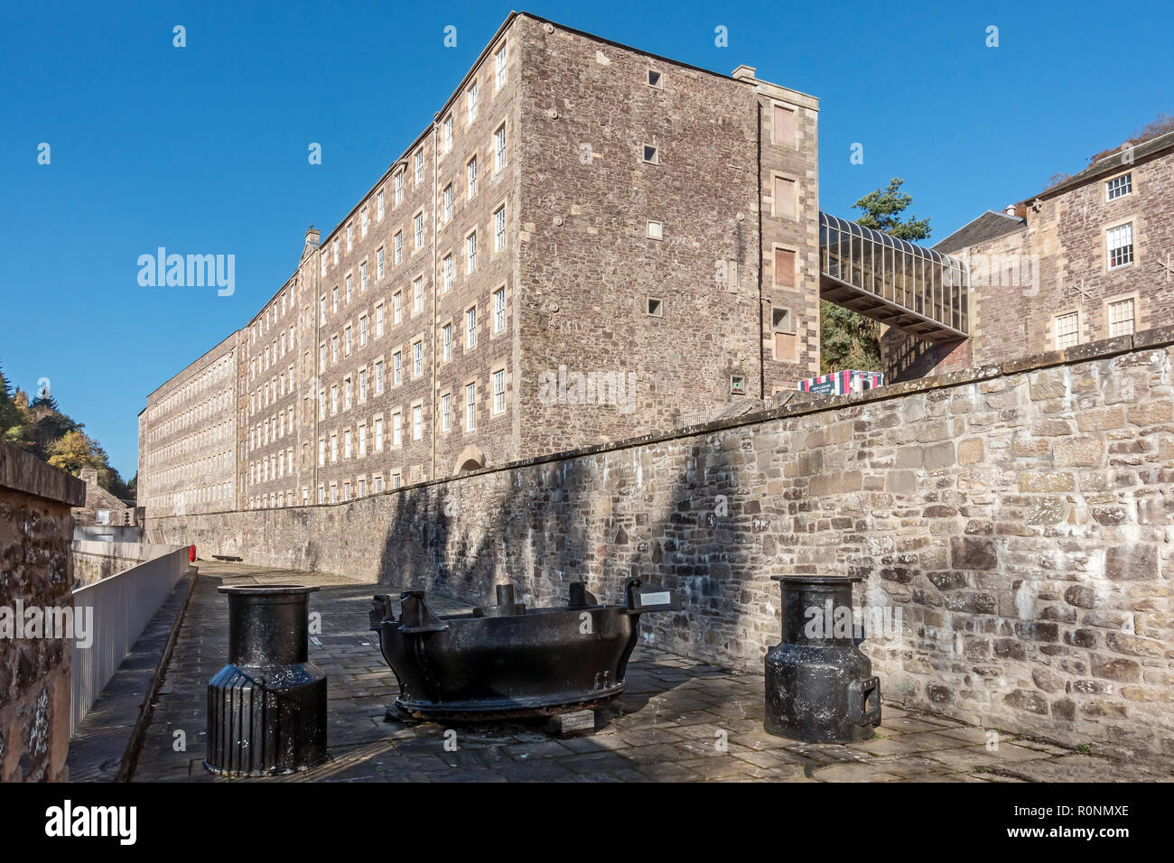 Vista dei mulini 3 & 2 & turbina di acqua residuo a New Lanark Mills Sito Patrimonio Mondiale dal fiume Clyde in Lanark Lanarkshire Regno Unito Scozia Foto Stock