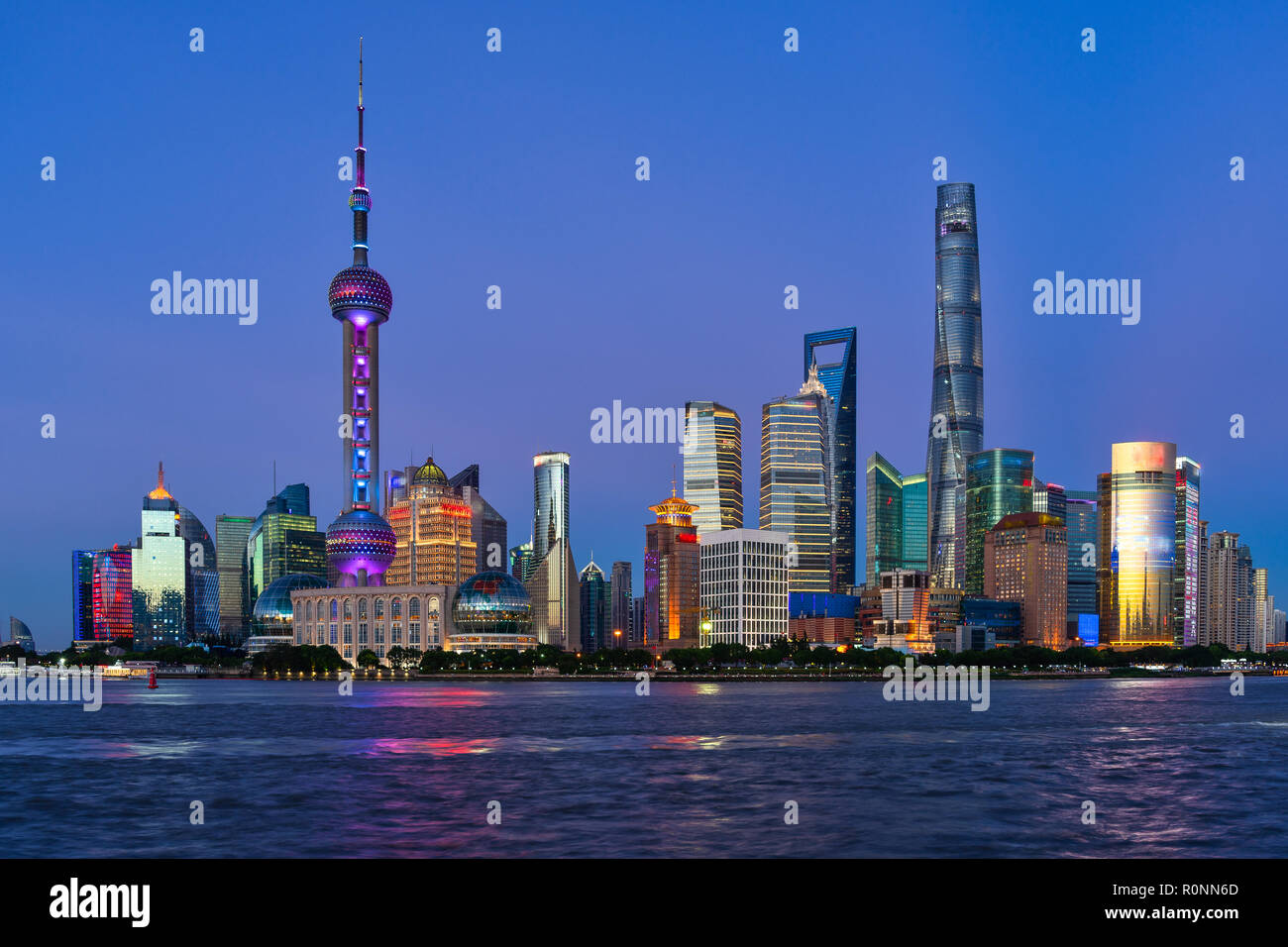 Skyline della città di notte, Shanghai, Cina Foto Stock