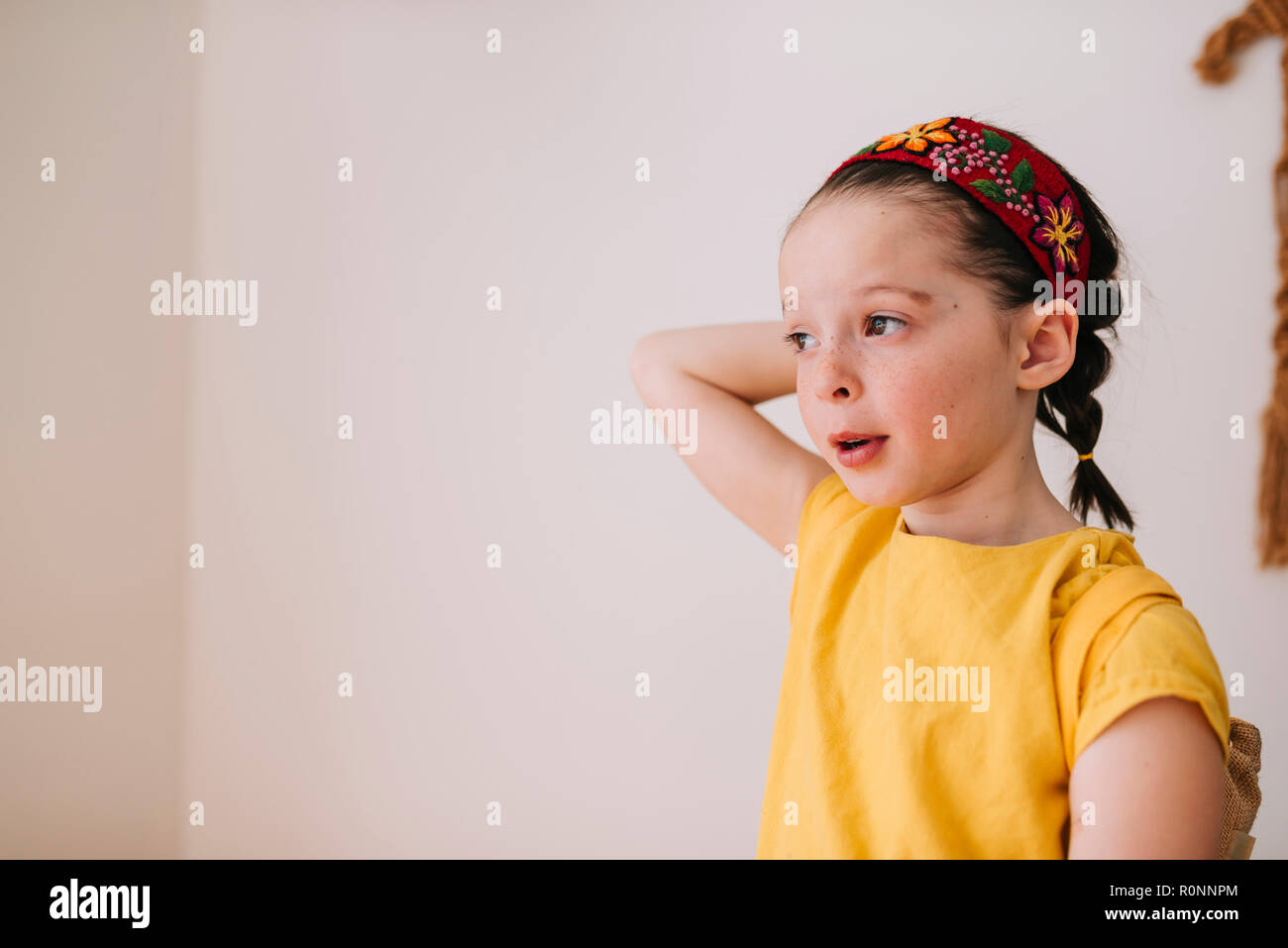 Ritratto di una ragazza con la mano dietro la testa Foto Stock