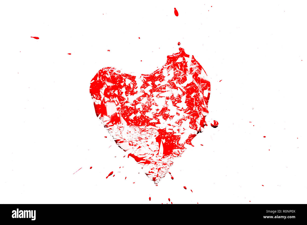 Fotografia creativa di una rossa del cuore umano simbolo, suddivisi in piccoli pezzi di vetro isolato su uno sfondo bianco. Allegoria dell'amore infelice è rotto un hea Foto Stock