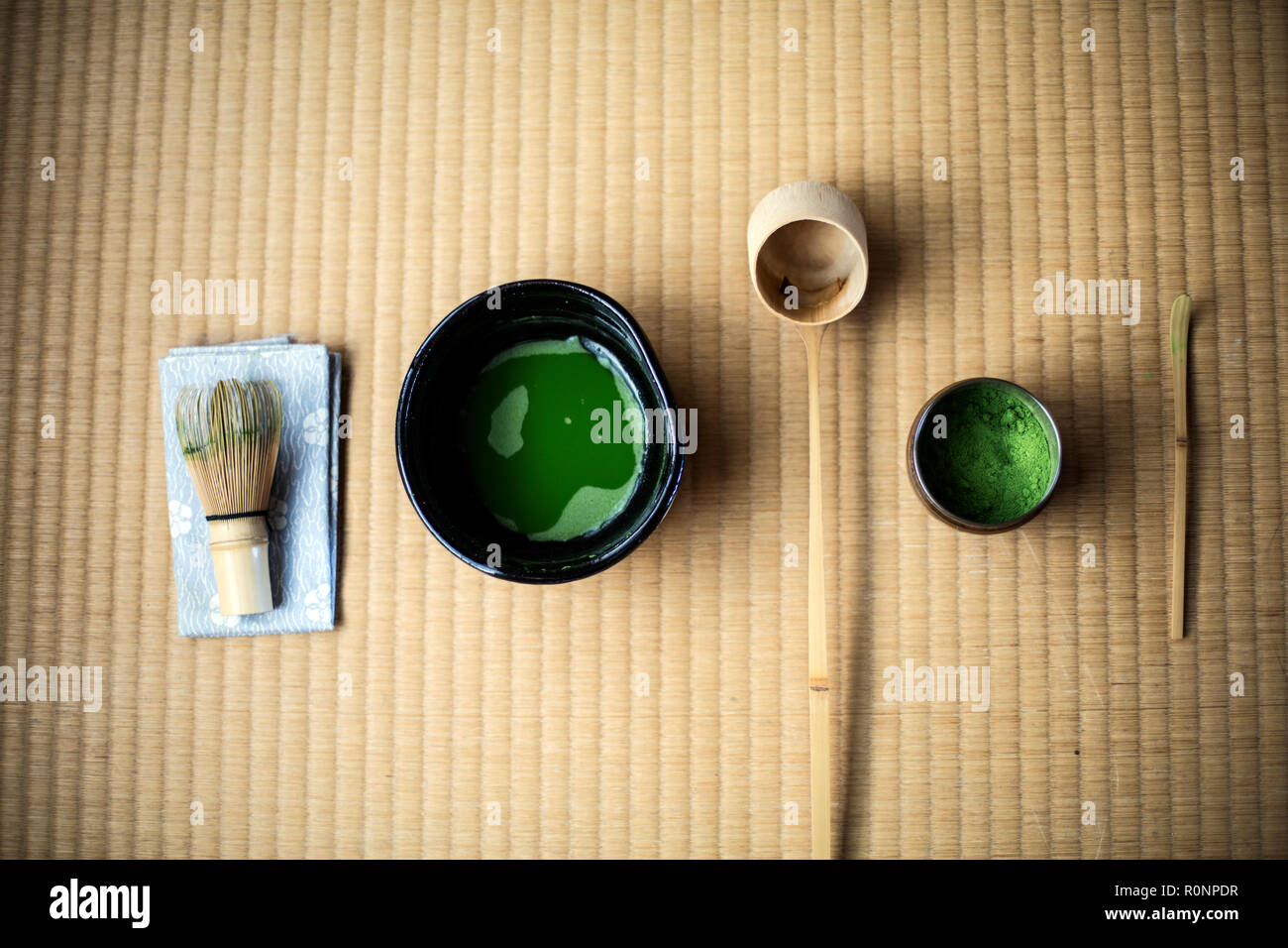 La cerimonia del tè utensili compresi ciotola di verde Matcha tè e frusta di bambù. Foto Stock